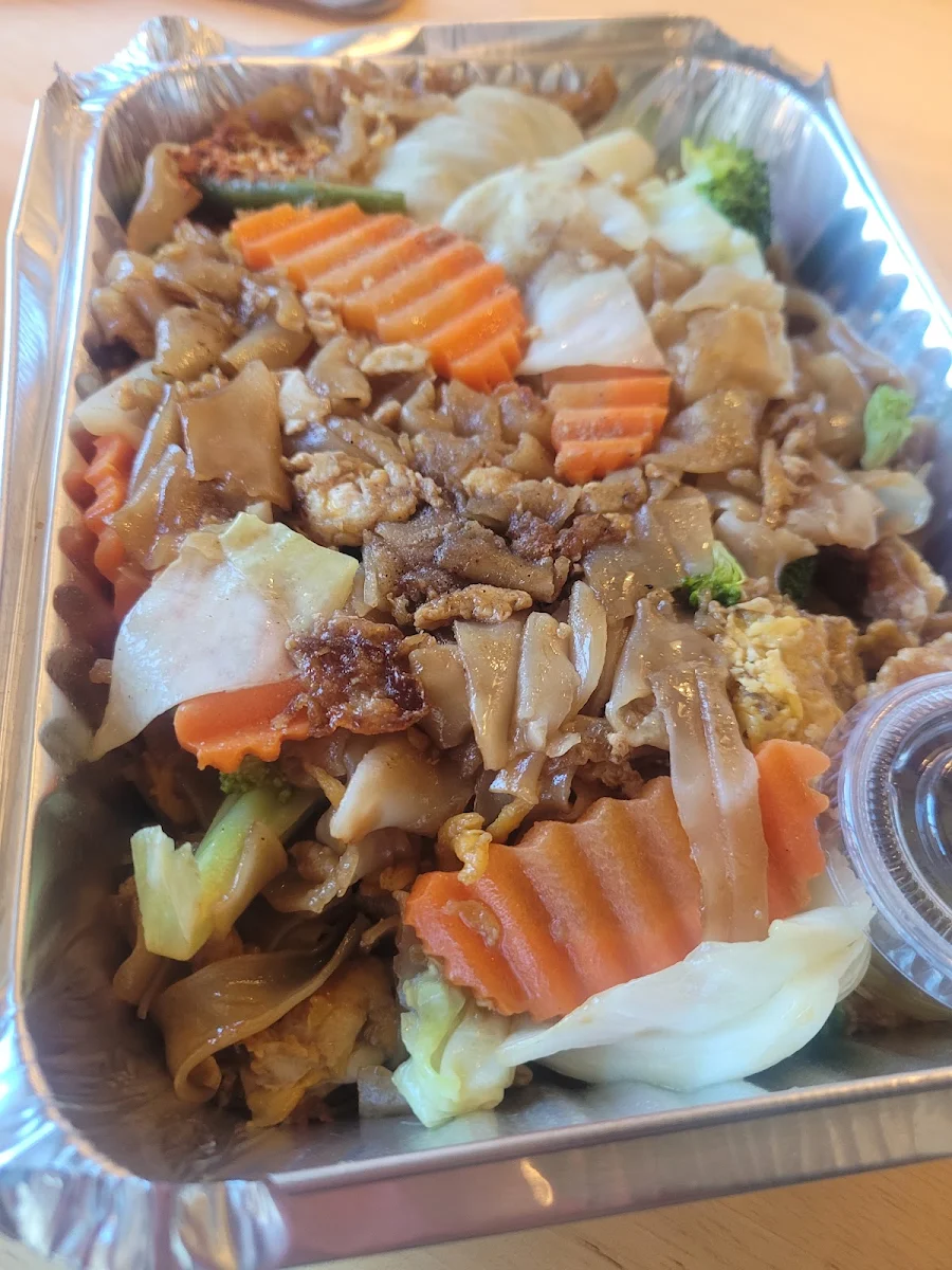 Pad See EW ผัดซีอิ๊ว